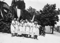 Hungary, Solymár, Templom tér, balra a világháborús hősök emlékműve, jobbra a Petőfi Sándor utca torkolata., 1935, Korenchy László, uniform, flag, tableau, women, white dress, Fortepan #44409