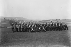 Hungary, Solymár, Mátyásdomb, leventék csoportképe, a háttérben balra a Zsíros-hegy., 1930, Korenchy László, youth military organisation, Fortepan #44423