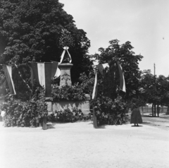 Hungary, Solymár, Templom tér, világháborús hősök emlékműve., 1930, Korenchy László, flag, monument, crest, Fortepan #44424