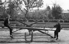 Magyarország, Budapest XIII., park a Gyöngyösi utca - Babér utca - Váci út határolta területen, háttérben a Madarász utcai gyermekkórház (később a Heim Pál Gyermekkórház része)., 1963, Korenchy László, Budapest, Fortepan #44497