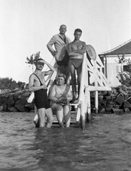 Hungary,Lake Balaton, Siófok, Szabadifürdő (ekkor Balatonszabadi település része)., 1936, Korenchy László, bathing suit, bathing, straw hat, pier, bathing caps, shore, arms crossed over the chest, Fortepan #44523