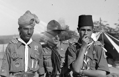 Magyarország, Gödöllő, 4. Nemzetközi Cserkész Világtalálkozó (Jamboree)., 1933, Fortepan, kalap, egyenruha, sátor, cserkész, turbán, fez, karok a vállon, Fortepan #4454