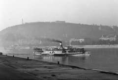 Hungary, Budapest V., pesti alsó rakpart, Táncsics oldalkerekes gőzhajó. Háttérben a Gellért-hegy., 1960, Korenchy László, ship, picture, Szőke Tisza I./Táncsics/Szent Gellért ship, Budapest, Fortepan #44549