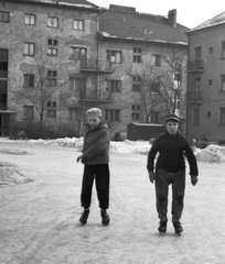 Magyarország, Budapest XIII., Gyöngyösi utca és József Attila tér közötti háztömb udvara., 1964, Korenchy László, tél, korcsolyázás, korcsolya, Budapest, Fortepan #44552