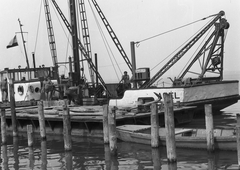 Hungary,Lake Balaton, Siófok, Szabadifürdő (ekkor Balatonszabadi-fürdőtelep), az Acél nevű cölöpverő hajó., 1960, Korenchy László, ship, ram, Fortepan #44555