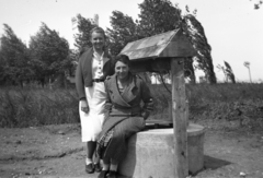 Hungary, Solymár, a háttérben a Nieger-Valkó-kúria látszik., 1935, Korenchy László, well, woman, double portrait, Fortepan #44572