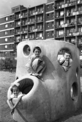 Hungary, Budapest XIII., Fiastyúk (Thälmann) utcai lakótelep, a Tahi utca 50-54. előtti park., 1960, Korenchy László, Budapest, blocks, Fortepan #44575