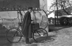 Hungary, Solymár, 1936, Korenchy László, bicycle, yard, briefcase, boy, Weiss Manfréd-brand, Fortepan #44583