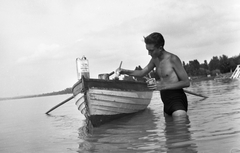 Hungary, Balatonszabadi, 1932, Korenchy László, lake, water surface, boat, man, work, shore, paddle, painting, paint, Fortepan #44596