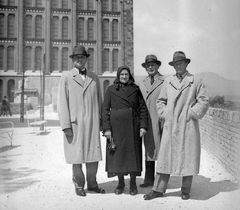 Magyarország, Budapest I., a Magyar Országos Levéltár épületének oldala a Babits Mihály sétány (Horthy Miklós bástyasétány) felől., 1938, Fortepan, neoromán építészet, Budapest, zsebredugott kéz, Pecz Samu-terv, Fortepan #4460