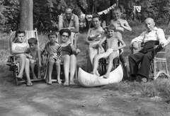 Magyarország,Balaton, Siófok, Szabadifürdő (ekkor Balatonszabadi-fürdőtelep)., 1965, Korenchy László, csoportkép, gumicsónak, strandcikkek, Fortepan #44605