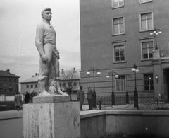 Magyarország, Dunaújváros, (Sztálinváros), Dózsa György (Ságvári) tér, a Vincellér fiú szobra Jálics Ernő alkotása (1955)., 1956, Fortepan, szobor, lámpaoszlop, szocreál, Fortepan #44606