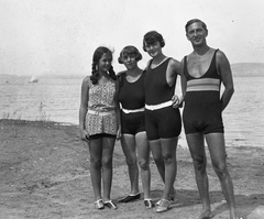 Hungary,Lake Balaton, déli part., 1930, Hetényi Zsuzsa, bathing suit, sailboat, tableau, women, water surface, summer, man, girl, shore, height chart, Fortepan #44619