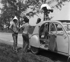 Magyarország, a kép a Faluszéli házak című film forgatásakor készült., 1972, Schiffer Pál, Andor Tamás, filmforgatás, filmkamera, Citroen 2CV, félmeztelen, Fortepan #44627