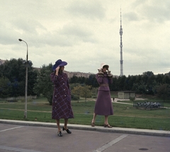 Oroszország, Moszkva, az Osztankinói tévétorony. Zám Edit és Felkai Anikó manökenek., 1973, Schiffer Pál, reklám, divat, Szovjetunió, színes, nők, tévétorony, lámpaoszlop, elegancia, manöken, Nyikolaj Nikitin-terv, divatfotózás, Fortepan #44633