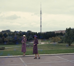 Oroszország, Moszkva, az Osztankinói tévétorony. Felkai Anikó és Zám Edit manökenek., 1973, Schiffer Pál, reklám, divat, Szovjetunió, színes, nők, tévétorony, elegancia, manöken, Nyikolaj Nikitin-terv, divatfotózás, Fortepan #44638