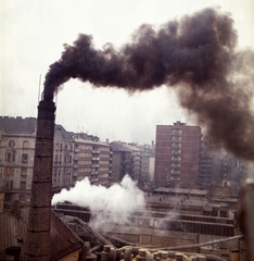 Magyarország, Budapest XIII., Kárpát utca dél felé nézve, a kémény mögött az Ipoly utcai sarokház. Előtérben a Kárpát utcai Parkettagyár., 1972, Schiffer Pál, színes, kémény, légszennyezés, Budapest, Fortepan #44641