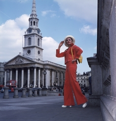 Egyesült Királyság, London, Trafalgar Square, szemben a St. Martin-in-the-Fields templom. Takács Zsuzsa manöken, 1973, Schiffer Pál, divat, templom, emeletes autóbusz, trapéznadrág, manöken, neoklasszicizmus, Anglikán egyház, James Gibbs-terv, divatfotózás, Fortepan #44642