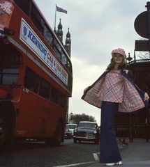 Egyesült Királyság, London, St. Margaret Street. Fekete Klári manöken., 1973, Schiffer Pál, divat, színes, autóbusz, emeletes autóbusz, automobil, trapéznadrág, manöken, divatfotózás, Fortepan #44644