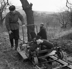 Magyarország, a kép a Faluszéli házak című film forgatásakor készült., 1972, Schiffer Pál, Andor Tamás, filmforgatás, filmkamera, fahrt-sín, fahrtkocsi, Fortepan #44655