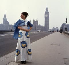 Egyesült Királyság, London, Westminster híd, háttérben a Parlament és Big Ben. Kemenes Mari manöken., 1973, Schiffer Pál, divat, színes, híd, torony, országház, neogótika, manöken, Augustus Pugin-terv, Charles Barry-terv, divatfotózás, Fortepan #44665