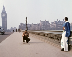 Egyesült Királyság, London, Westminster híd, háttérben a Big Ben. Andor Tamás operatőr, háttal Kemenes Mari manöken., 1973, Schiffer Pál, divat, színes, híd, óra, fotózás, torony, neogótika, Augustus Pugin-terv, divatfotózás, Fortepan #44673