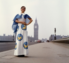 Egyesült Királyság, London, Westminster híd, háttérben a Parlament és Big Ben. Kemenes Mari manöken., 1973, Schiffer Pál, divat, színes, híd, torony, országház, neogótika, manöken, Augustus Pugin-terv, Charles Barry-terv, divatfotózás, Fortepan #44674