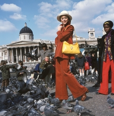 Egyesült Királyság, London, Trafalgar Square, szemben a londoni Nemzeti Galéria. Elöl Fekete Klári manöken., 1973, Schiffer Pál, divat, kalap, színes, múzeum, táska, galamb, manöken, neoklasszicizmus, William Wilkins-terv, divatfotózás, Fortepan #44676