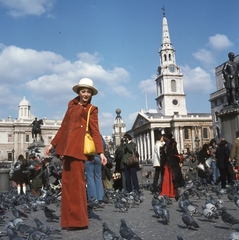 Egyesült Királyság, London, Trafalgar Square, szemben a St. Martin-in-the-Fields templom. Balra Fekete Klári manöken., 1973, Schiffer Pál, divat, kalap, templom, színes, táska, galamb, trapéznadrág, manöken, neoklasszicizmus, Anglikán egyház, James Gibbs-terv, divatfotózás, Fortepan #44677