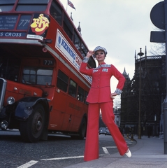 Egyesült Királyság, London, St. Margaret street, jobbra a Lady Chapel. Előtérben Takács Zsuzsa manöken., 1973, Schiffer Pál, divat, színes, autóbusz, emeletes autóbusz, manöken, divatfotózás, Fortepan #44678