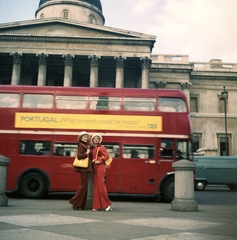 Egyesült Királyság, London, Trafalgar Square, londoni Nemzeti Galéria. Fekete Klári és Takács Zsuzsa manökenek., 1973, Schiffer Pál, divat, kalap, színes, autóbusz, emeletes autóbusz, hölgy, manöken, kosztüm, nadrágkosztüm, neoklasszicizmus, William Wilkins-terv, divatfotózás, Fortepan #44690