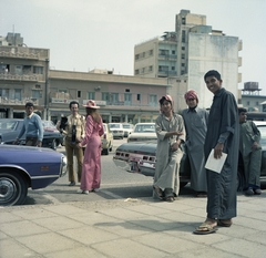 Kuvait, középen Schiffer Pál filmrendező és Felkai Anikó manöken (háttal)., 1973, Schiffer Pál, divat, színes, fényképezőgép, hölgy, automobil, manöken, platform cipő, fejfedő, overall, arab, Fortepan #44695