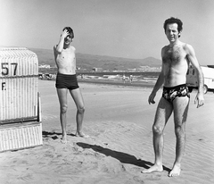 Spanyolország, Kanári-szigetek,Las Palmas de la Gran Canaria, strand. Féner Tamás fotóművész és Schiffer Pál filmrendező., 1973, Schiffer Pál, strand, fürdőruha, tengerpart, mellszőr, Fortepan #44718