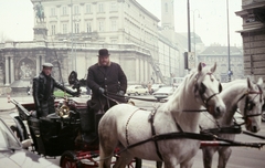 Ausztria, Bécs, Albertinaplatz, háttérben az Albert-palota., 1978, Schiffer Pál, színes, ló, hintó, Fiat-márka, fogat, bőrkabát, filmkamera, fiáker, Fortepan #44738