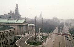 Ausztria, Bécs, Dr. Karl Renner-Ring, balra a Parlament, háttérben a Városháza (Rathaus) és a Votivkirche tornyai., 1978, Schiffer Pál, színes, villamos, országház, tömegközlekedés, neoklasszicizmus, Pallasz Athéné-ábrázolás, Theophil Hansen-terv, Fortepan #44743