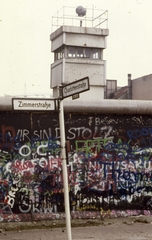 Németország, Berlin, Zimmerstrasse a Charlottenstrassenál, berlini fal. Megfigyelőtorony a keleti oldalon., 1988, Urbán Tamás, színes, NDK, graffiti, Berlini fal, Kelet-Berlin, Nyugat-Berlin, Fortepan #44758