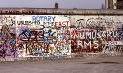 Németország, Berlin, Zimmerstrasse, a berlini fal., 1988, Urbán Tamás, színes, NDK, graffiti, Berlini fal, Kelet-Berlin, Nyugat-Berlin, Fortepan #44760