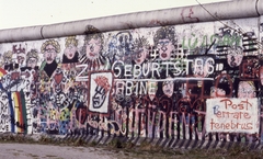 Németország, Berlin, Zimmerstrasse, a berlini fal a nyugati oldalról., 1988, Urbán Tamás, színes, graffiti, Berlini fal, Nyugat-Berlin, Fortepan #44762