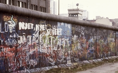 Németország, Berlin, Zimmerstrasse, berlini fal. Megfigyelőtorony a keleti oldalon., 1988, Urbán Tamás, színes, graffiti, Berlini fal, Kelet-Berlin, Nyugat-Berlin, Fortepan #44763