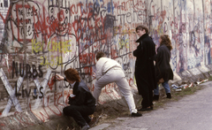 Németország, Berlin, Zimmerstrasse, a berlini fal a nyugati oldalról., 1988, Urbán Tamás, színes, graffiti, Berlini fal, Nyugat-Berlin, Fortepan #44765