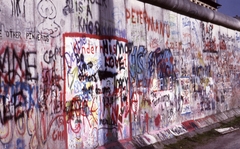 Németország, Berlin, Zimmerstrasse, a berlini fal a nyugati oldalról., 1988, Urbán Tamás, színes, NDK, graffiti, Berlini fal, Kelet-Berlin, Nyugat-Berlin, Fortepan #44766