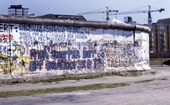 Németország, Berlin, berlini fal a Postdamer Platznál, jobbra a Köthener Strasse épületei., 1988, Urbán Tamás, színes, graffiti, Berlini fal, Nyugat-Berlin, Fortepan #44769