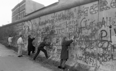 Németország, Berlin, Zimmerstrasse, a berlini fal a nyugati oldalról., 1988, Urbán Tamás, gyerekek, NDK, graffiti, Berlini fal, Kelet-Berlin, Nyugat-Berlin, Fortepan #44775