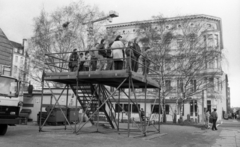 Németország, Berlin, Zimmerstrasse, kilátó Kelet-Berlin felé a berlini falnál. Háttérben a Checkpoint Charlie (katonai ellenőrzőpont a Friedrichstrasse-n)., 1988, Urbán Tamás, teherautó, daru, kuka, kilátó, Nyugat-Berlin, Fortepan #44777