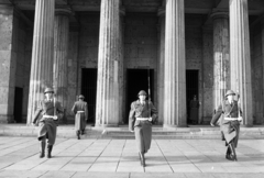 Németország, Berlin, Kelet-Berlin, Unter den Linden, a háborús áldozatok emlékműve (Neue Wache), őrségváltás., 1988, Urbán Tamás, NDK, katona, őrség, Kelet-Berlin, díszőrség, Fortepan #44782