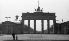 Németország, Berlin, Kelet-Berlin, Brandenburgi kapu., 1988, Urbán Tamás, emlékmű, NDK, őr, Berlini fal, Kelet-Berlin, Nyugat-Berlin, neoklasszicizmus, Carl Gotthard Langhans-terv, Fortepan #44784