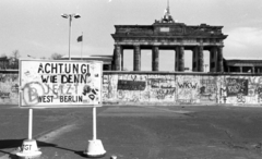 Németország, Berlin, a berlini fal és a Brandenburgi kapu Nyugat-Berlin felől., 1988, Urbán Tamás, felirat, emlékmű, NDK, graffiti, Berlini fal, Kelet-Berlin, Nyugat-Berlin, neoklasszicizmus, Carl Gotthard Langhans-terv, Fortepan #44790