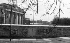 Németország, Berlin, a berlini fal és a Brandenburgi kapu Nyugat-Berlin felől., 1988, Urbán Tamás, emlékmű, NDK, graffiti, Berlini fal, Kelet-Berlin, Nyugat-Berlin, neoklasszicizmus, Carl Gotthard Langhans-terv, Fortepan #44791