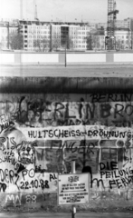 Németország, Berlin, a berlini fal a nyugati oldalról, háttérben a Wilhelmstrasse 52., 1988, Urbán Tamás, építkezés, NDK, graffiti, Berlini fal, Kelet-Berlin, Nyugat-Berlin, kétnyelvű felirat, Fortepan #44792