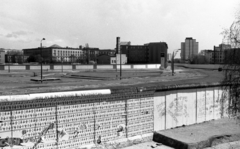 Németország, Berlin, berlini fal védelmi övezete a Postdamer Platznál, jobbra a Köthener Strasse épületei., 1988, Urbán Tamás, NDK, graffiti, Berlini fal, Kelet-Berlin, Nyugat-Berlin, Fortepan #44796